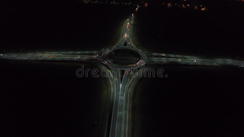 Vue aérienne de bourdon au-dessus d'un rond point, nuit clips vidéos