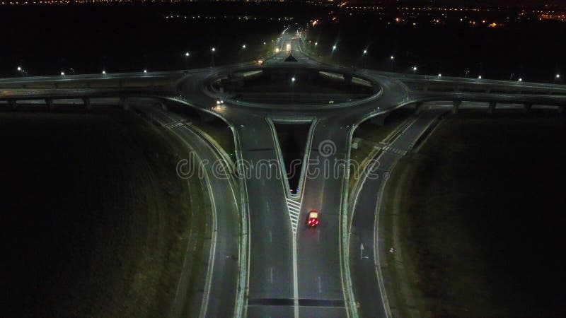 Vue aérienne de bourdon au-dessus d'un rond point, nuit banque de vidéos