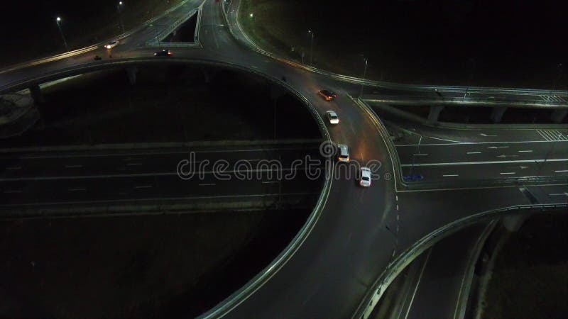 Vue aérienne de bourdon au-dessus d'un rond point, nuit banque de vidéos