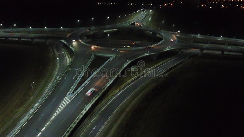 Vue aérienne de bourdon au-dessus d'un rond point, nuit clips vidéos