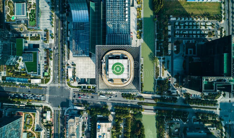 Vue aérienne de bourdon d'héliport sur le toit d'un centre ville d'iin de gratte-ciel avec la vue de paysage urbain le jour ensol photo stock Vue aérienne de bourdon d'héliport sur le toit d'un centre ville d'iin de gratte-ciel avec la vue de paysage urbain le jour ensol photo stock