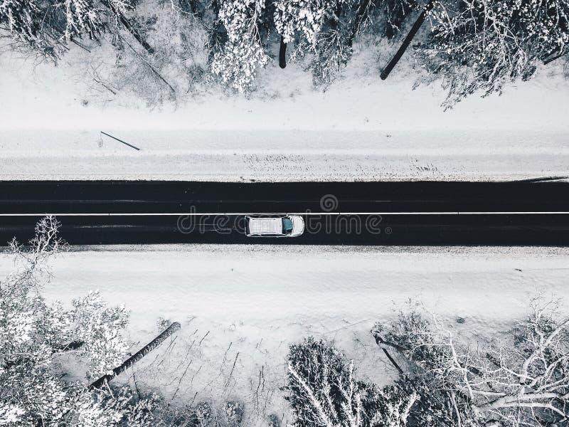 Vue aérienne de bourdon de route dans la forêt neigeuse image stock Vue aérienne de bourdon de route dans la forêt neigeuse image stock