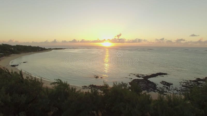 Vue aérienne de côte et de coucher du soleil des Îles Maurice au-dessus de l'océan clips vidéos