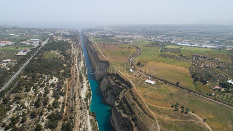 Vue aérienne de canal célèbre de Corinthe d'isthme, Péloponnèse