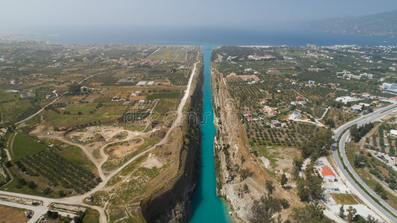 Vue aérienne de canal célèbre de Corinthe d'isthme, Péloponnèse