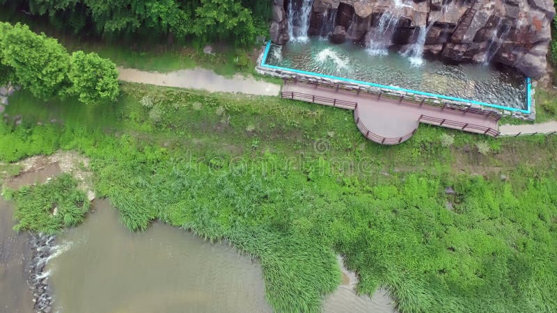 Vue aérienne de cascade cascadant en bas du côté de la montagne banque de vidéos