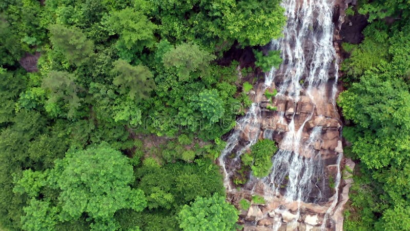 Vue aérienne de cascade cascadant en bas du côté de la montagne banque de vidéos