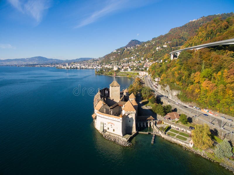 Vue aérienne de château de Chillon - Chateau de Chillon à Montreux, Suisse photo stock Vue aérienne de château de Chillon - Chateau de Chillon à Montreux, Suisse photo stock