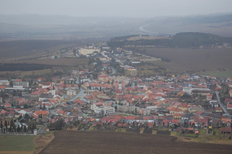 Vue aérienne de château de Spis avec le ciel gris sur le fond, Slovaquie photos libres de droits Vue aérienne de château de Spis avec le ciel gris sur le fond, Slovaquie photos libres de droits
