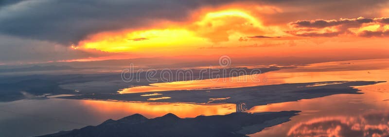 Vue aérienne de coucher du soleil du Grand Lac Salé d'avion en Wasatch Rocky Mountain Range, cloudscape de balayage et paysage Ut photos stock Vue aérienne de coucher du soleil du Grand Lac Salé d'avion en Wasatch Rocky Mountain Range, cloudscape de balayage et paysage Ut photos stock
