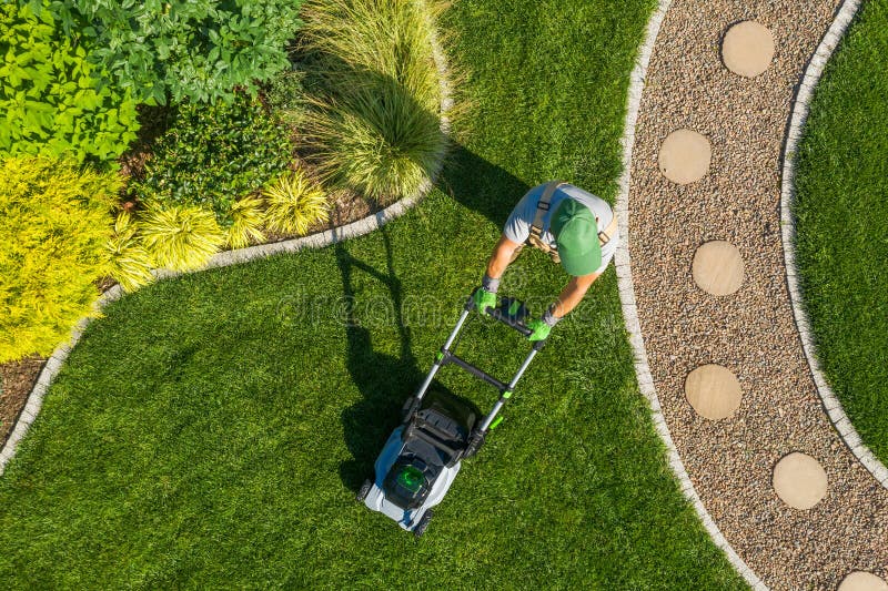 Vue aérienne de coupe d'herbe de jardin le jardinier photos libres de droits