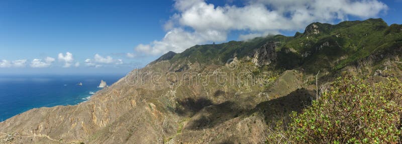 Vue aérienne de côte, montagne Anaga et village costal Jour ensoleillé, ciel bleu clair avec peu de nuages blancs pelucheux La pa images stock Vue aérienne de côte, montagne Anaga et village costal Jour ensoleillé, ciel bleu clair avec peu de nuages blancs pelucheux La pa images stock