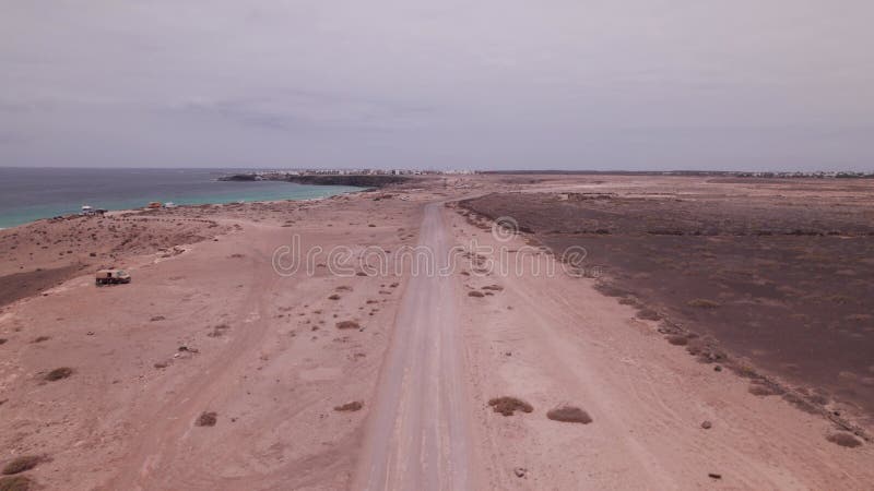 Vue aérienne de Desert Coastal Road près d'El Cotillo Fuerteventura banque de vidéos