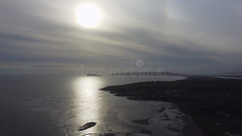 Vue aérienne de drone sur le littoral de Portmarnock en Irlande banque de vidéos