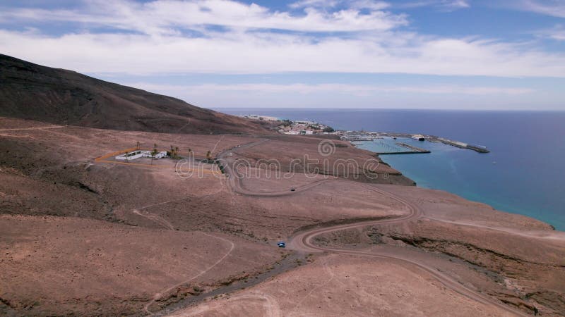 Vue aérienne de Dusty Road de Morro Jable à Jandia à Fuerteventura banque de vidéos