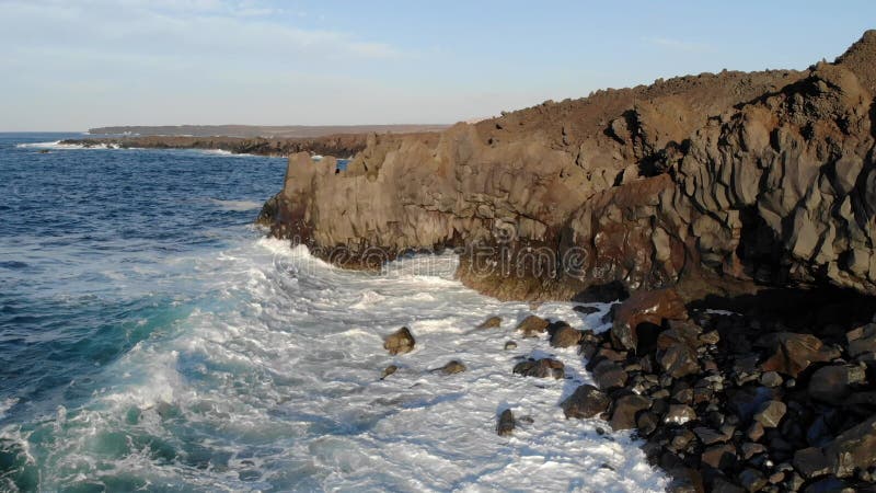 Vue aérienne de falaises et de l'océan dans les tons rocheux sunset. Les Îles Canaries de Lanzarote. banque de vidéos