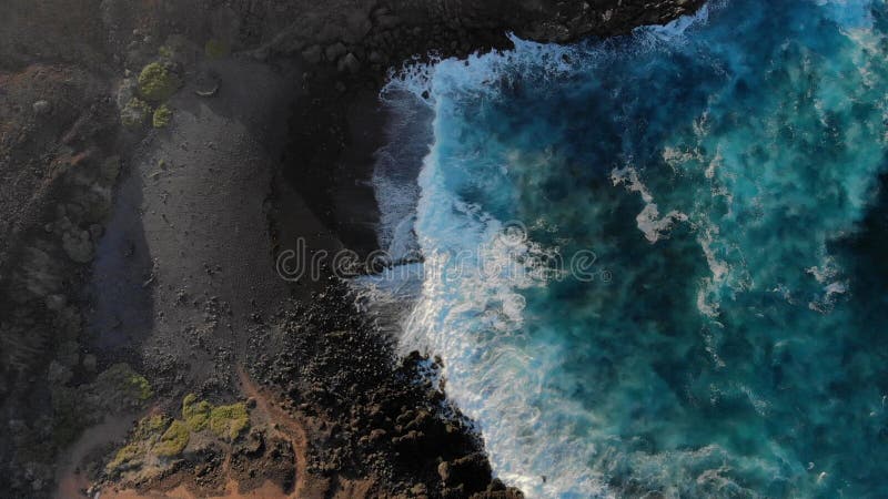 Vue aérienne de falaises et de l'océan de lave avec des vagues. Les Îles Canaries de Lanzarote. clips vidéos