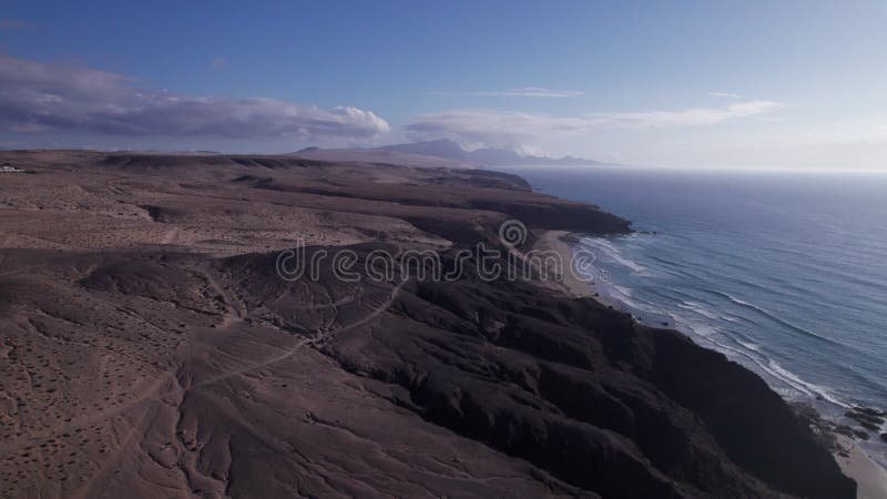 Vue aérienne de falaises spectaculaires près de La Pared Fuerteventura banque de vidéos