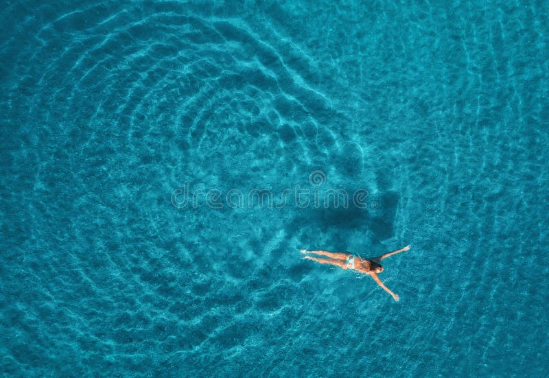 Vue aérienne de femme de natation en mer Méditerranée images libres de droits