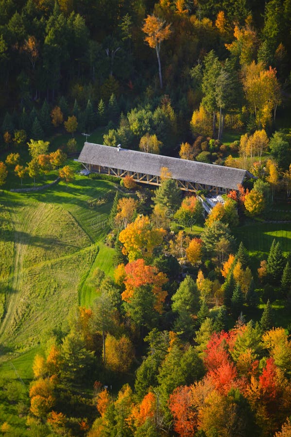 Vue aérienne de feuillage d'automne et d'un pont couvert image stock Vue aérienne de feuillage d'automne et d'un pont couvert image stock