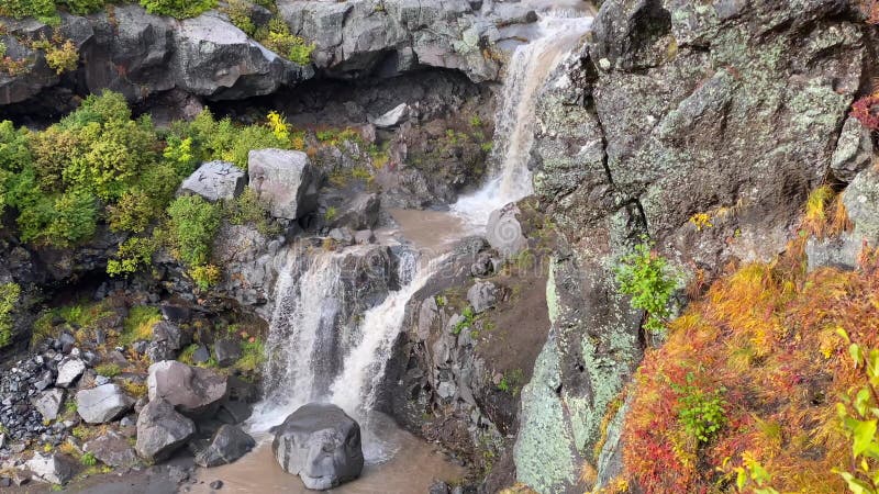 Vue aérienne de gros plan d'une cascade à deux vitesses.