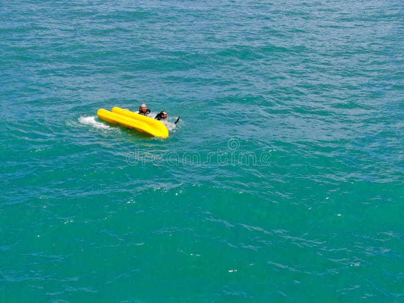 Vue aérienne de jeunes hommes actifs forts chavirant avec leur kayak photographie stock libre de droits Vue aérienne de jeunes hommes actifs forts chavirant avec leur kayak photographie stock libre de droits
