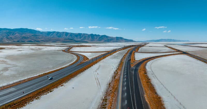 Vue aérienne de l'autoroute à travers l'amérique usa. Vue aérienne de l'autoroute à travers l'amérique usa près des salines de boneville.