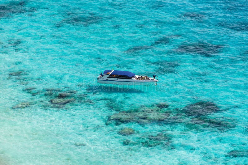 Vue aérienne de l'île tropicale, de la mer bleue d'espace libre et d'un bateau à image stock Vue aérienne de l'île tropicale, de la mer bleue d'espace libre et d'un bateau à image stock