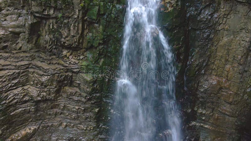 Vue aérienne de la cascade sur la rivière de montagne avec de l'eau de mousse blanche tombant de la formation rocheuse dans la for banque de vidéos