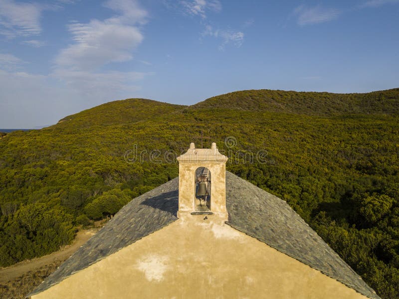 Vue aérienne de la chapelle de Santa Maria Péninsule de Cap Corse, Corse Littoral france photographie stock libre de droits Vue aérienne de la chapelle de Santa Maria Péninsule de Cap Corse, Corse Littoral france photographie stock libre de droits
