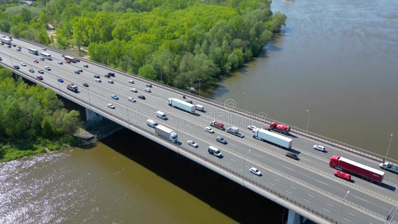 Vue aérienne de la circulation sur un pont massif au-dessus de la rivière vistula à varsovie. l'autoroute traverse la rivière et m banque de vidéos