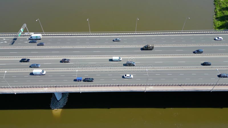 Vue aérienne de la circulation sur un pont massif au-dessus de la rivière vistula à varsovie. l'autoroute traverse la rivière et m clips vidéos