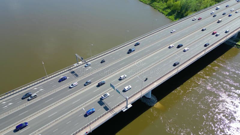 Vue aérienne de la circulation sur un pont massif au-dessus de la rivière vistula à varsovie. l'autoroute traverse la rivière et m banque de vidéos