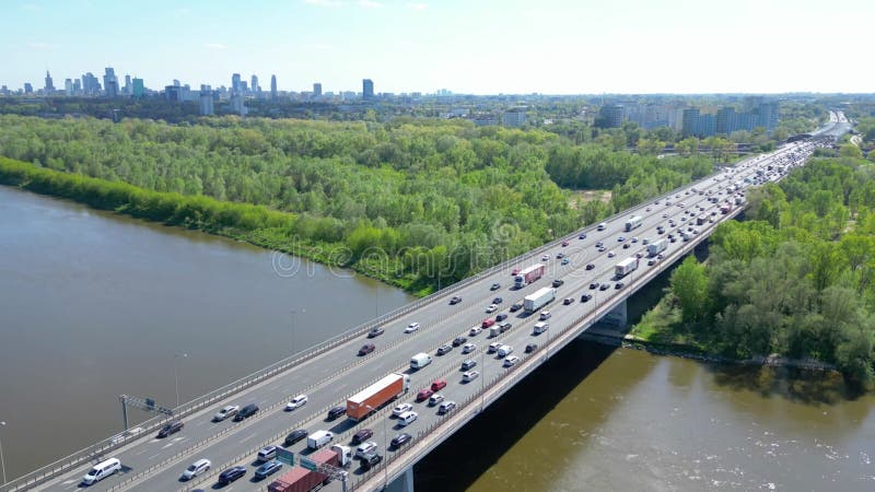 Vue aérienne de la circulation sur un pont massif au-dessus de la rivière vistula à varsovie. l'autoroute traverse la rivière et m clips vidéos