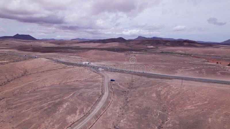 Vue aérienne de la découpe routière à travers terrain accidenté Fuerteventura banque de vidéos