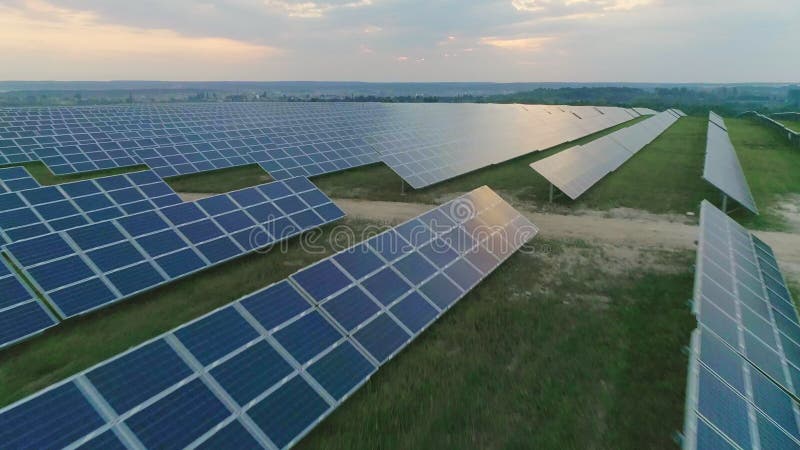 Vue aérienne de la ferme de l'énergie solaire avec une grande quantité de cellules sollar. Concept de technologies renouvelables d