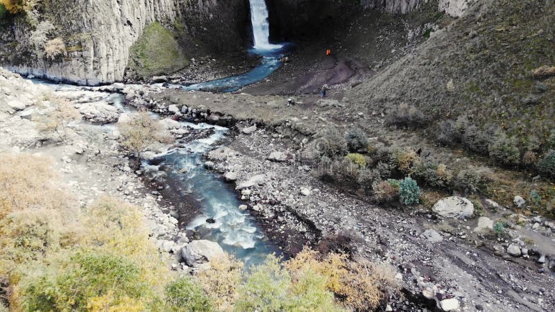 Vue aérienne de la grande cascade caucase. un puissant courant d'eau propre part du glacier qui fond clips vidéos