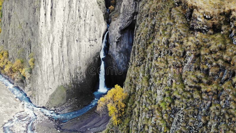 Vue aérienne de la grande cascade caucase. un puissant courant d'eau propre part du glacier qui fond banque de vidéos