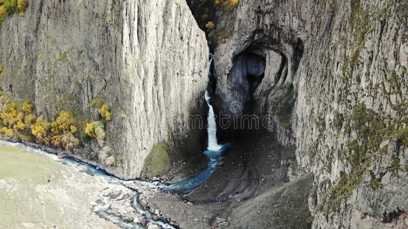 Vue aérienne de la grande cascade caucase. un puissant courant d'eau propre part du glacier qui fond banque de vidéos