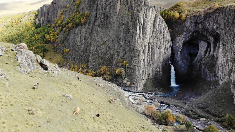 Vue aérienne de la grande cascade caucase. un puissant ruisseau d'eau propre s'échappe du glacier fondu banque de vidéos