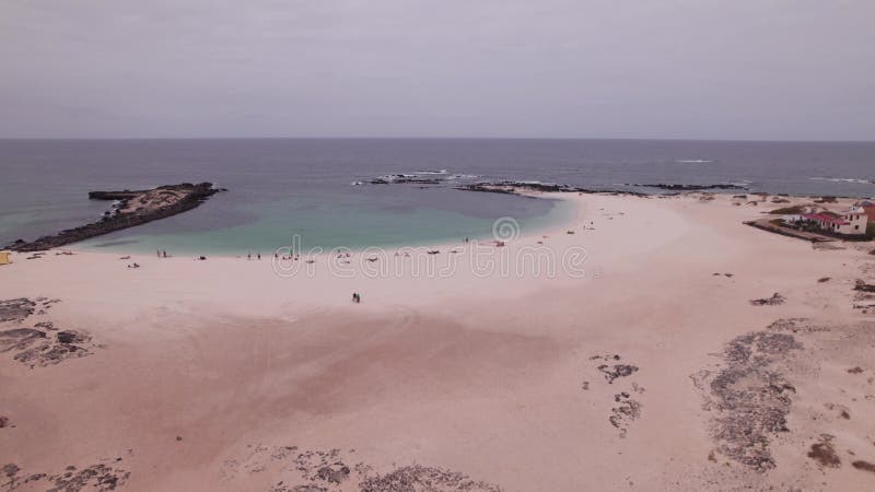 Vue aérienne de la plage de La Concha avec Eau Turquoise Calme à Fuerteventura banque de vidéos