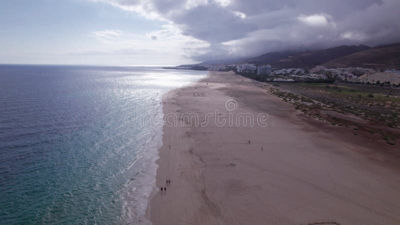 Vue aérienne de la plage et des dunes de sable à Morro Jable Fuerteventura banque de vidéos