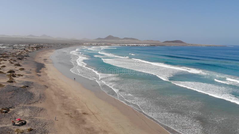 Vue aérienne de la plage de famara avec l'océan et de vagues aux Îles Canaries de Lanzarote banque de vidéos