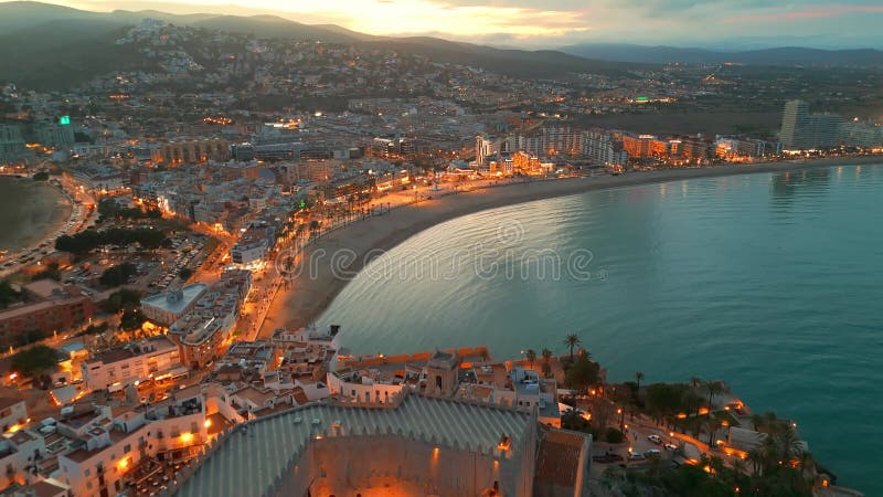 Vue aérienne de la plage de peniscola et du château à twilight sur la costa del azahar espagne