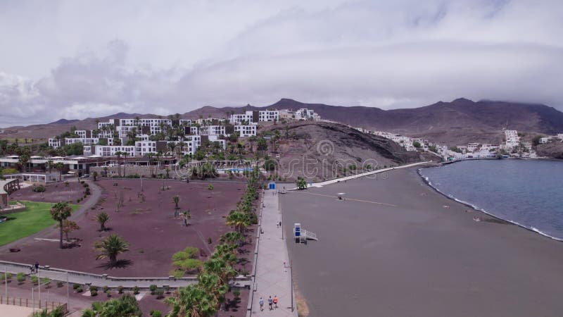 Vue aérienne de la plage de sable noir de Playitas Fuerteventura banque de vidéos