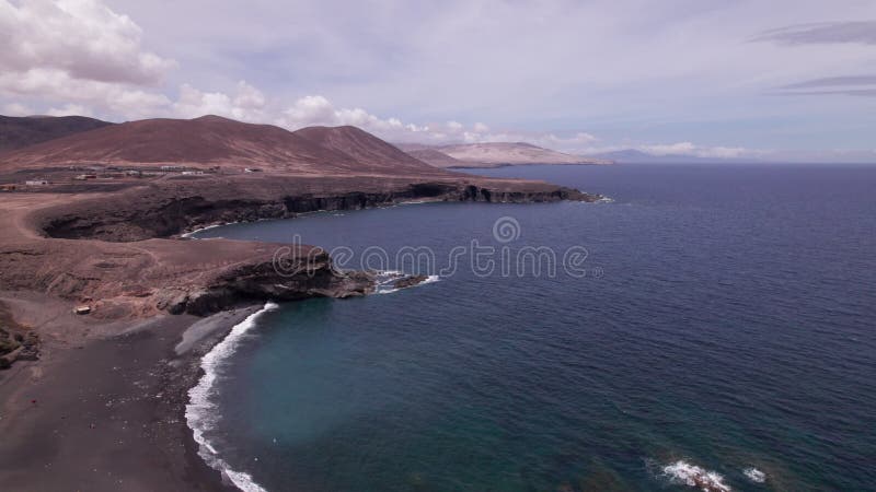 Vue aérienne de la plage de sable noir près des grottes d'Ajuy Fuerteventura banque de vidéos