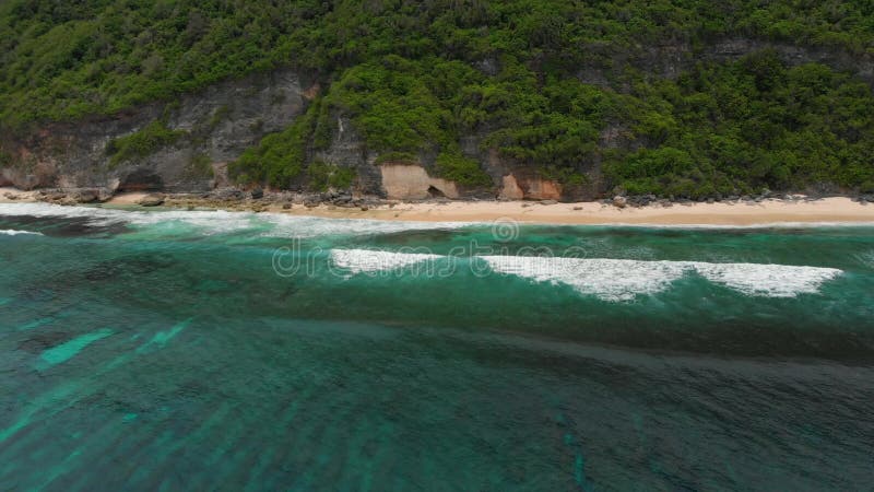 Vue aérienne de la plage tropicale à l'océan et des vagues clairs. banque de vidéos