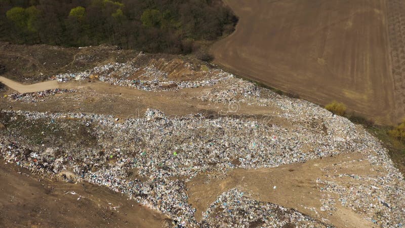 Vue aérienne de la pollution plastique dans une décharge de déchets de décharge clips vidéos