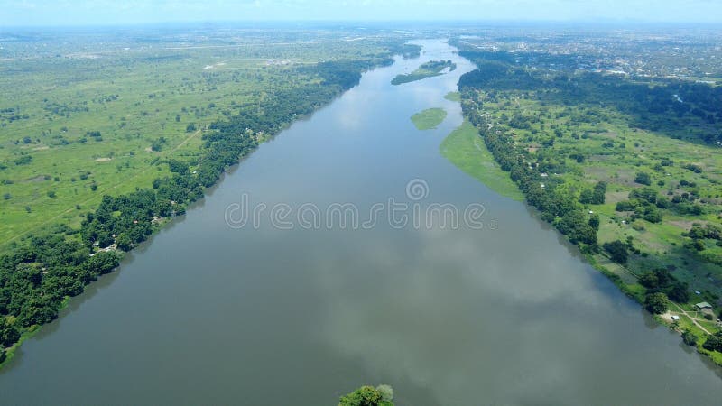 Vue aérienne de la rivière white nile qui traverse le soudan sud de juba