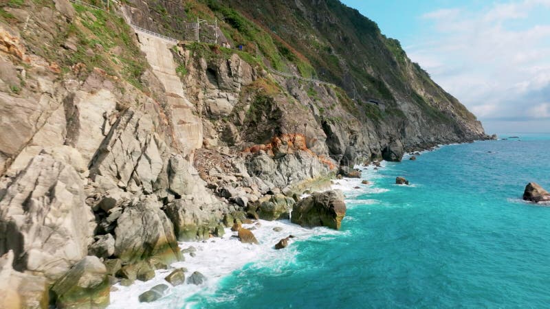 Vue aérienne de la route côtière dans le Parc national de Taroko Taïwan banque de vidéos